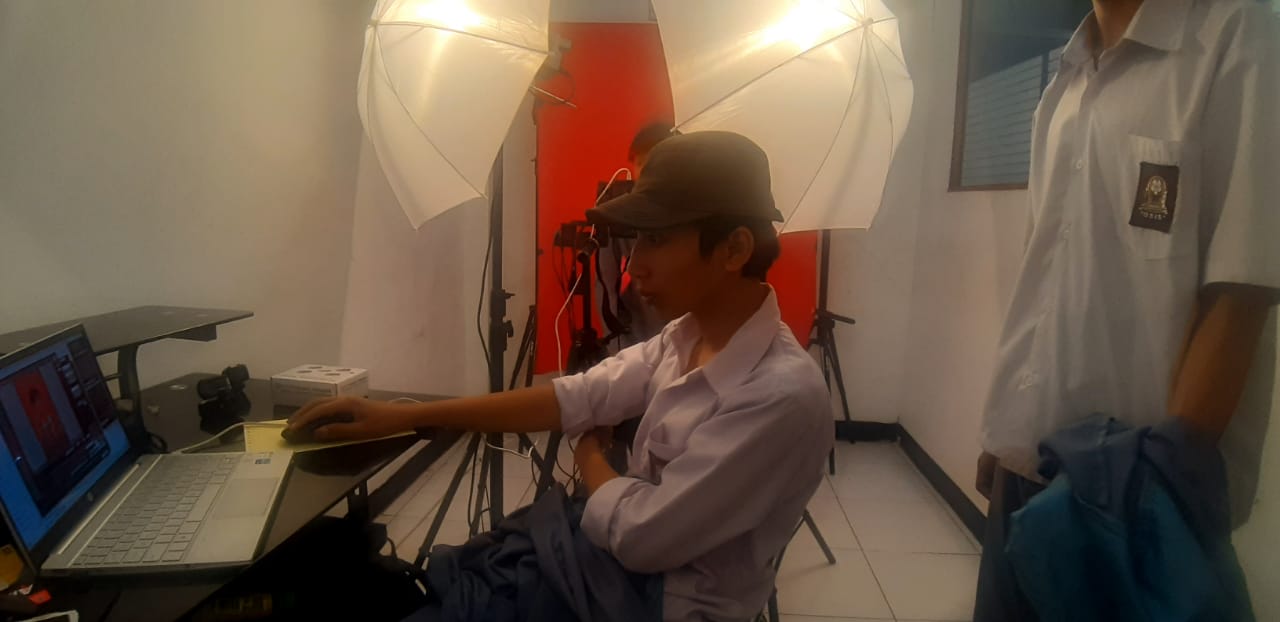 kegiatan praktek fotografi siswa jurusan dkv